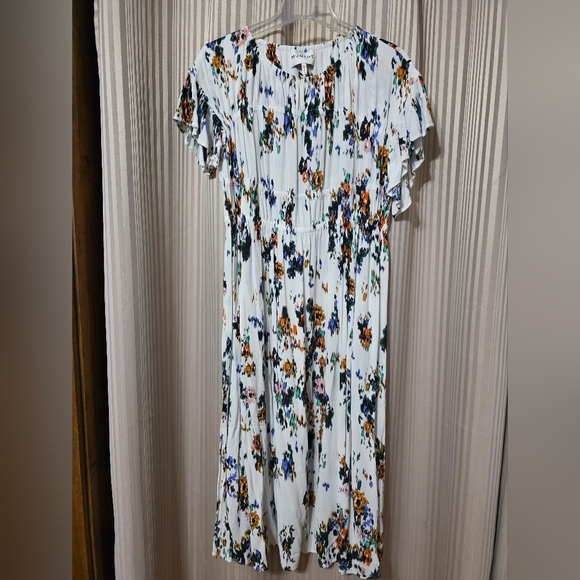 Chic Floral Midi Dress in White - Picture 1 of 4